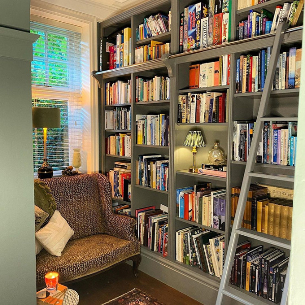 7 интерьеров, где открытое хранение книг стало изюминкой